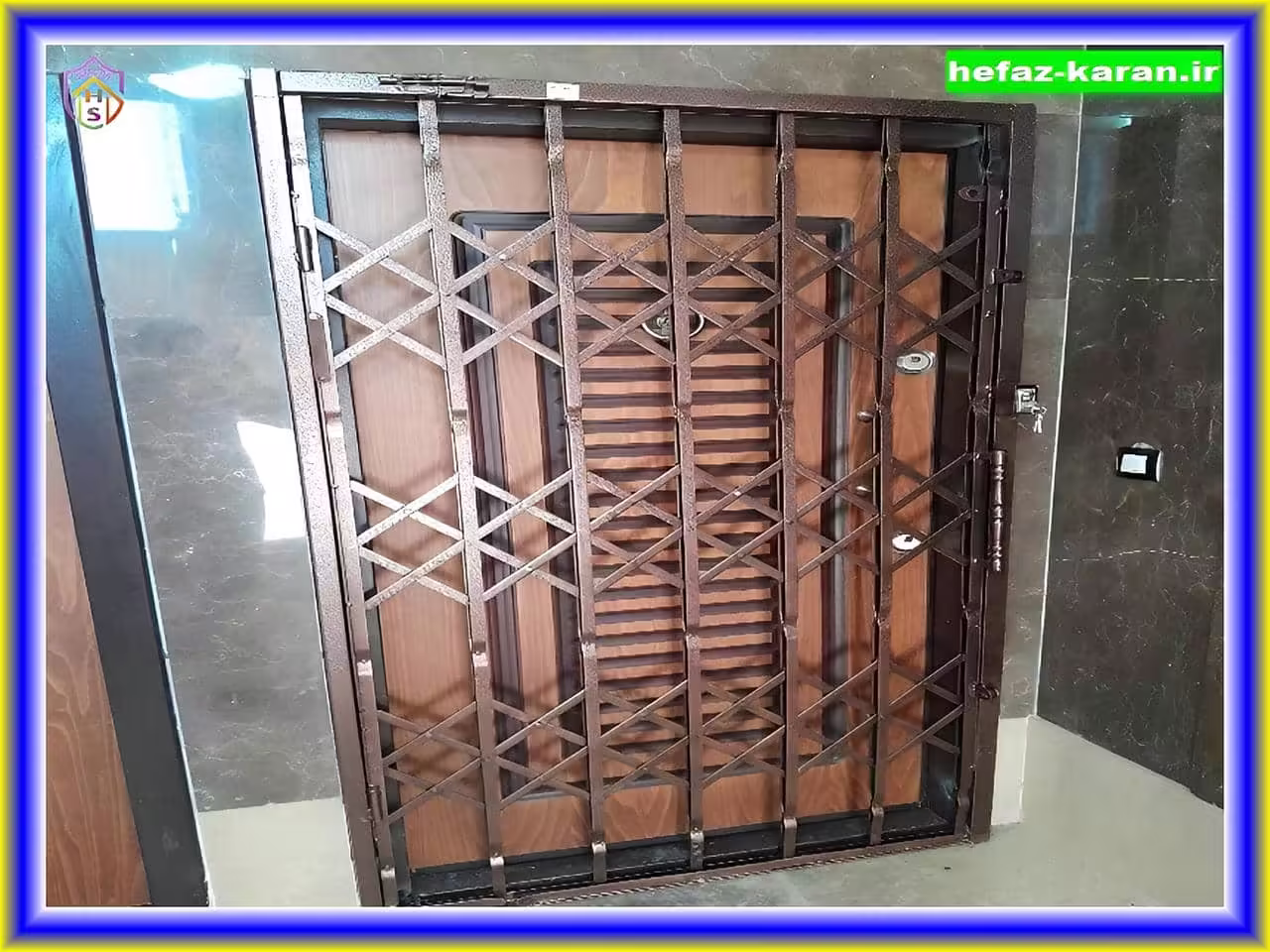 نصاب درب آکاردئونی در محل