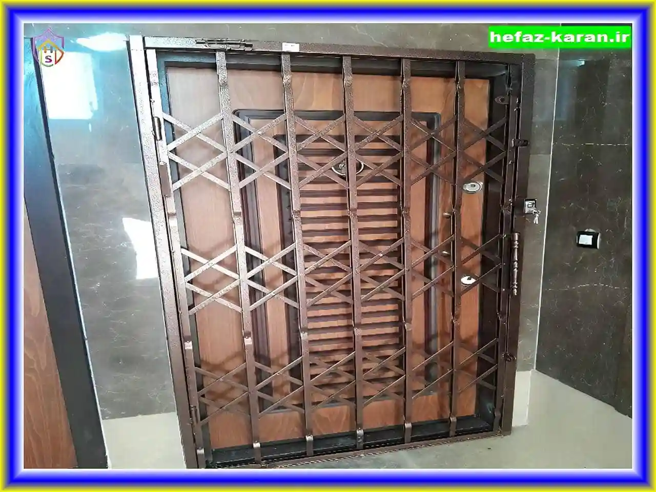 نصاب درب آکاردئونی در محل