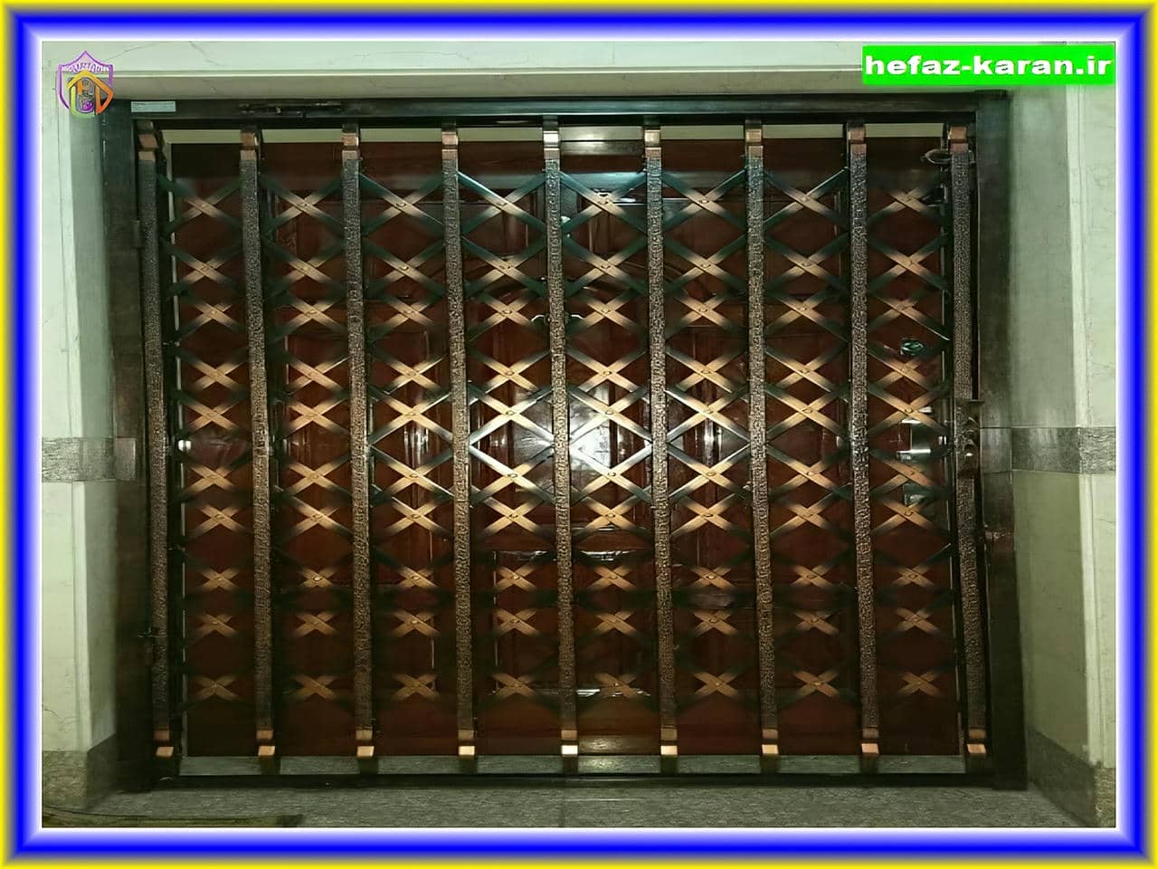 درب آکاردئونی در آپارتمان