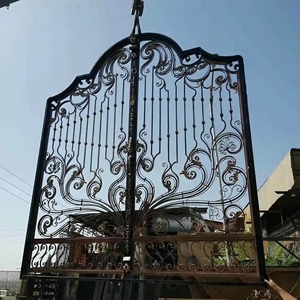 نصب درب حیاط ساده و شیک مدرن