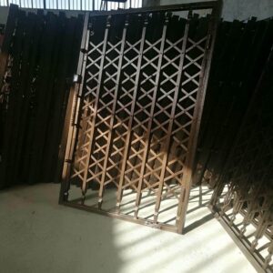 درب آکاردئونی منزل در آبادان