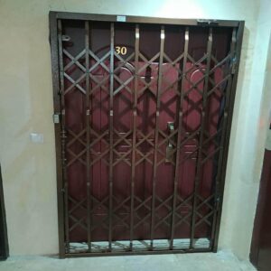 درب آکاردئونی منزل در دماوند