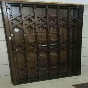 درب آکاردئونی منزل در ایرانشهر