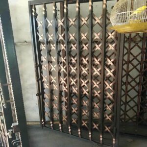 درب آکاردئونی منزل در کمال شهر