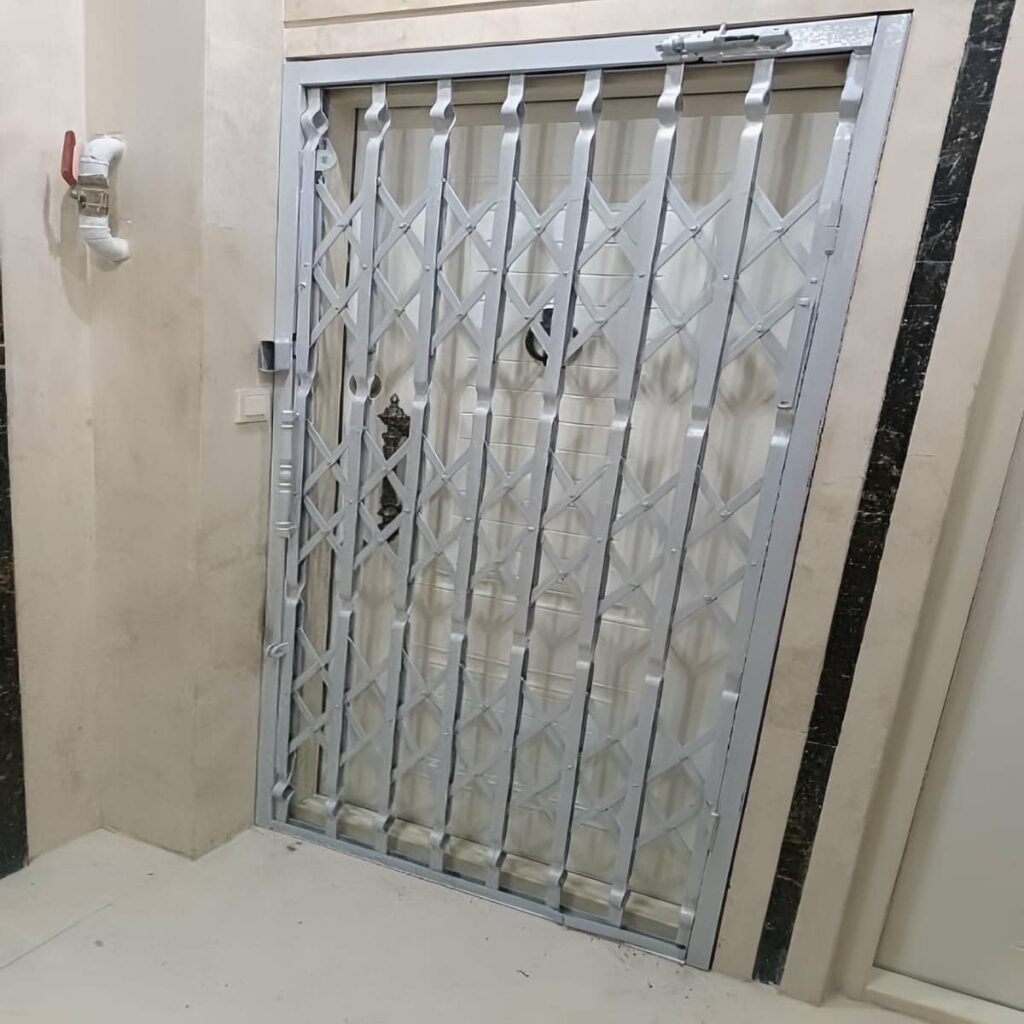 درب آکاردئونی منزل در سیرجان