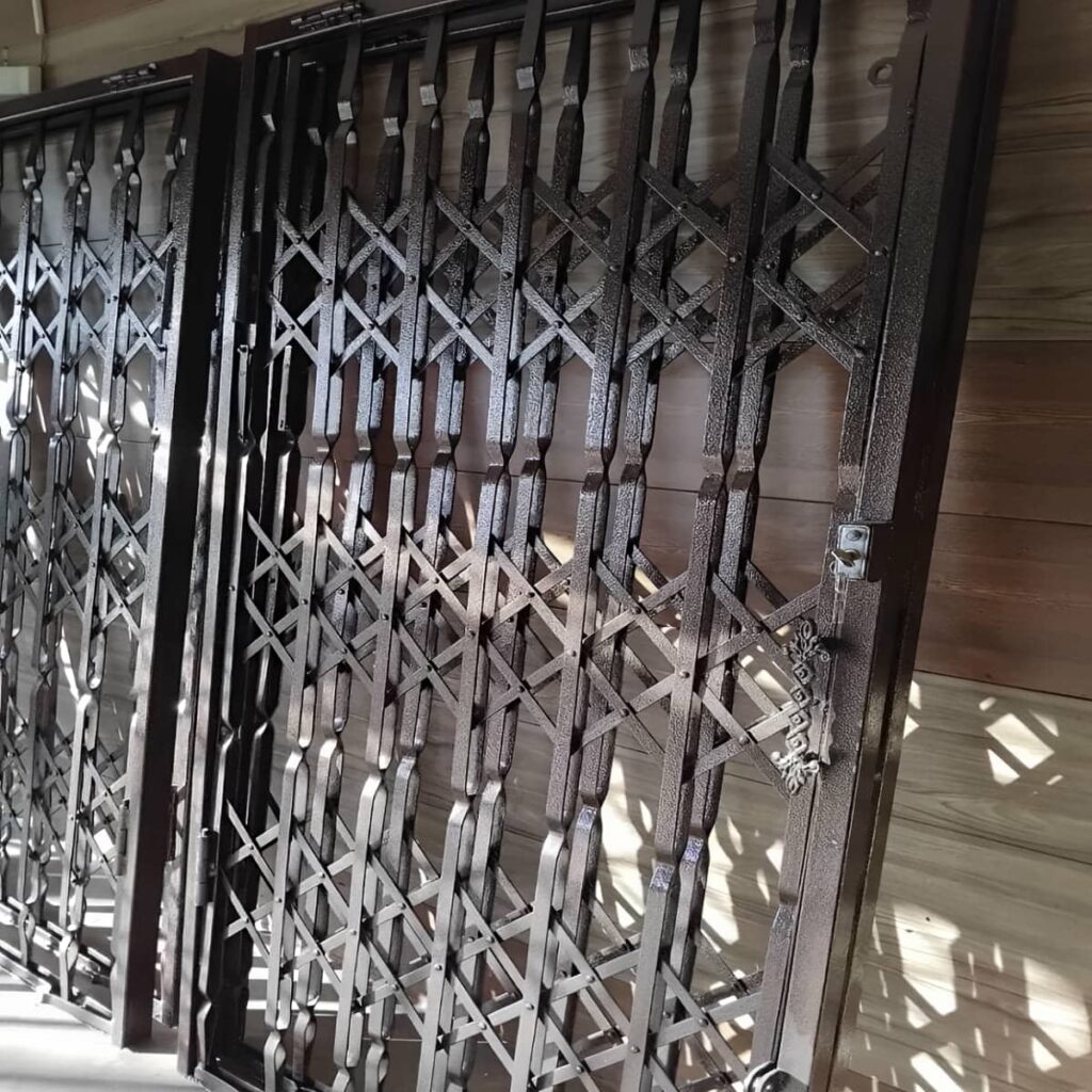 درب آکاردئونی منزل در شیراز