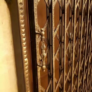 درب آکاردئونی منزل در نیشابور