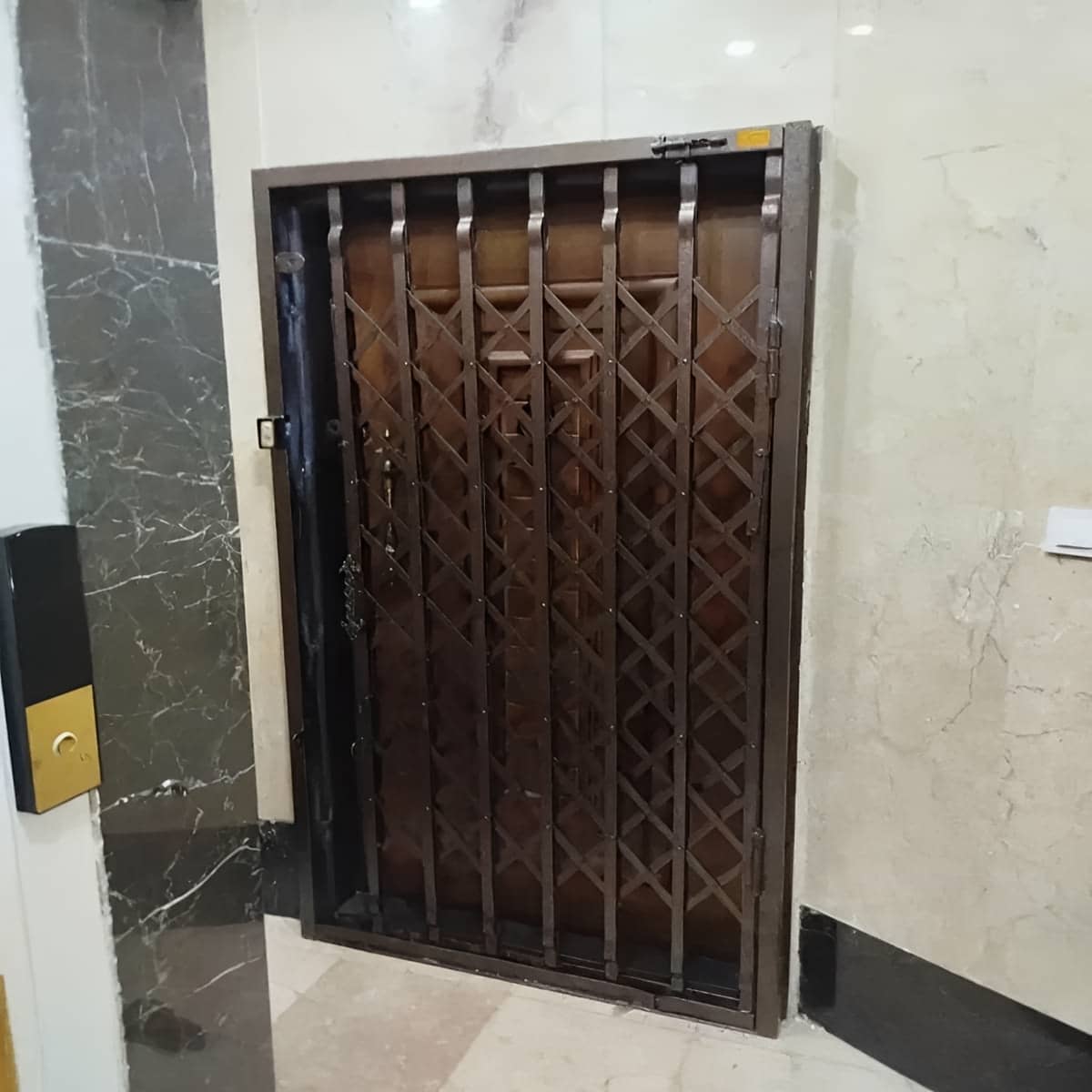 درب آکاردئونی منزل در عظیمیه کرج