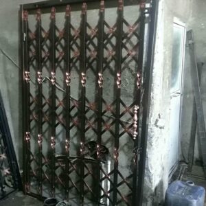 درب آکاردئونی منزل در بومهن