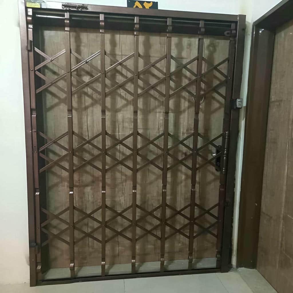 درب آکاردئونی منزل در گنبدکاووس