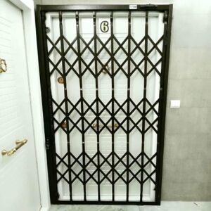 درب آکاردئونی منزل در بندر دیلم