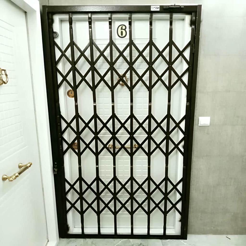 درب آکاردئونی منزل در بندر دیلم