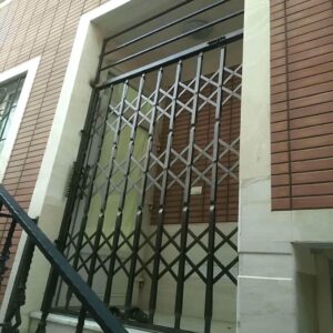 درب آکاردئونی منزل در چالوس