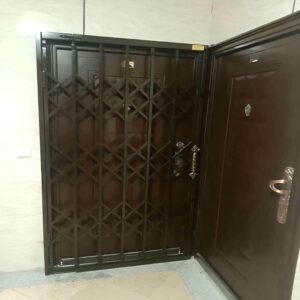 درب آکاردئونی منزل در باغ عباس‌آباد
