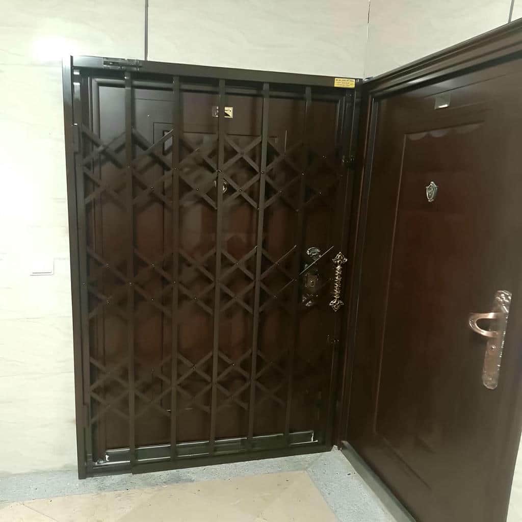 درب آکاردئونی منزل در باغ عباس‌آباد
