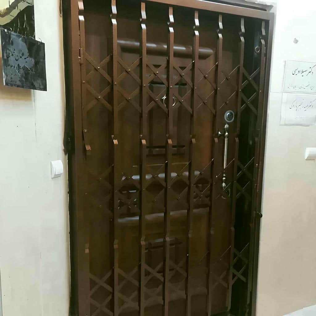 نصب درب آکاردئونی منزل مقاوم در ایرانشهر
