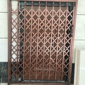 درب آکاردئونی منزل در یاسوج