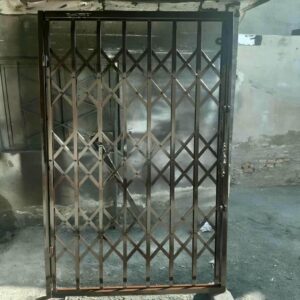 درب آکاردئونی منزل در فیروزکوه