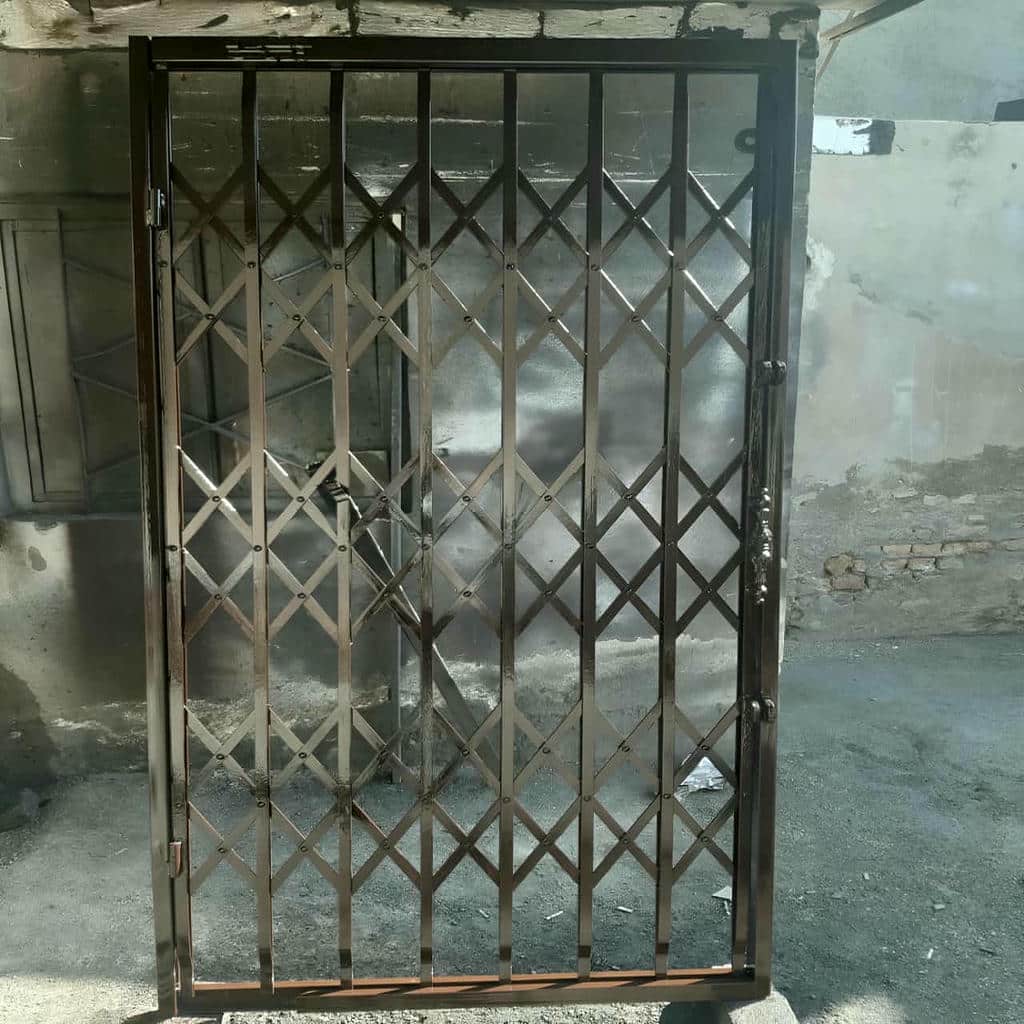 درب آکاردئونی منزل در فیروزکوه