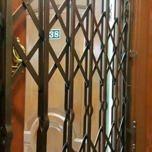 درب آکاردئونی منزل در بندر لنگه