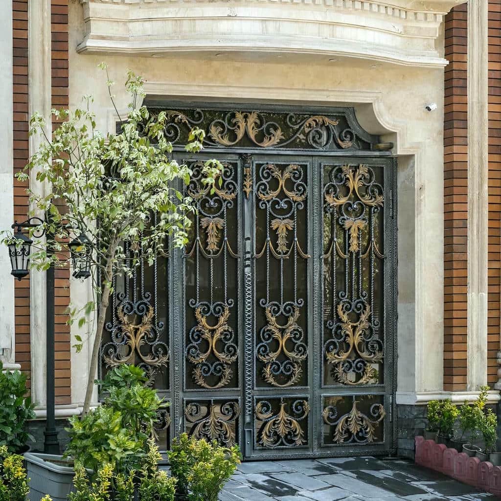 نصب درب فرفورژه ویلایی فلزی ساده در ساری