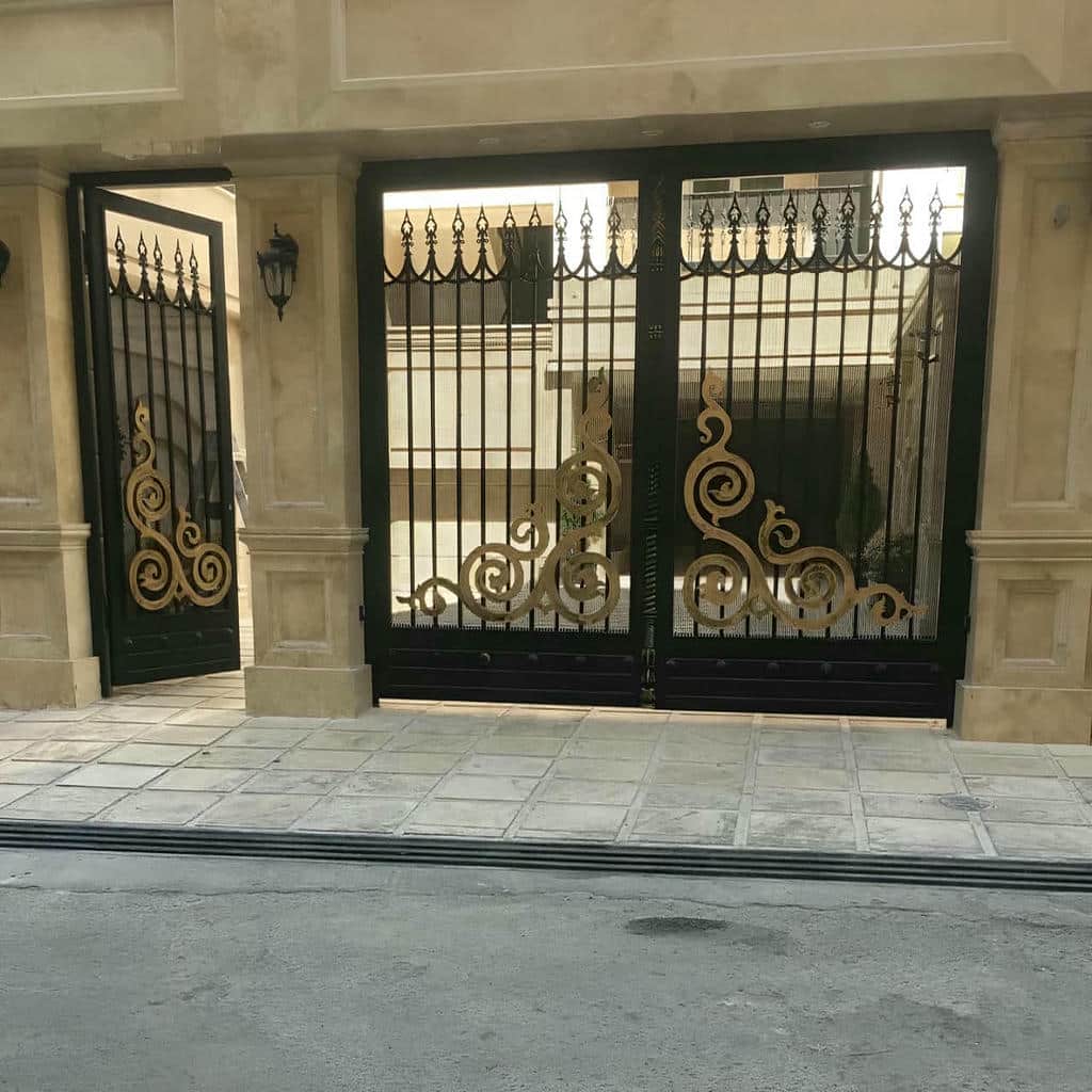 نصب درب فرفورژه ویلایی فلزی ساده در یزد