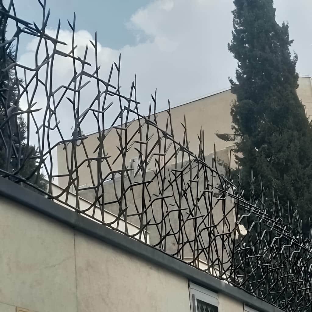 حفاظ سرنیزه ای و شاخ گوزنی با پایه های محکم نصب شده