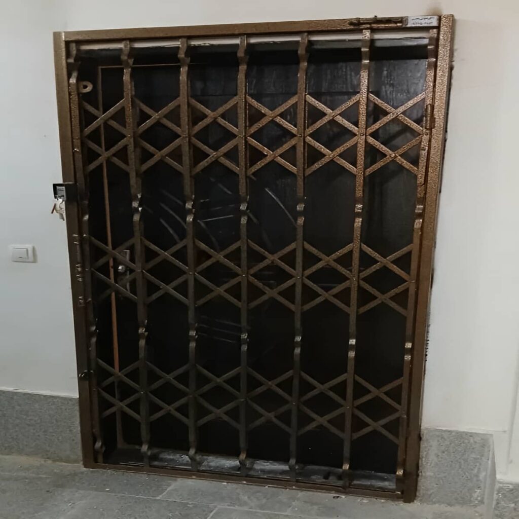 درب آکاردئونی با قفل ایمن روی بدنه فلزی
