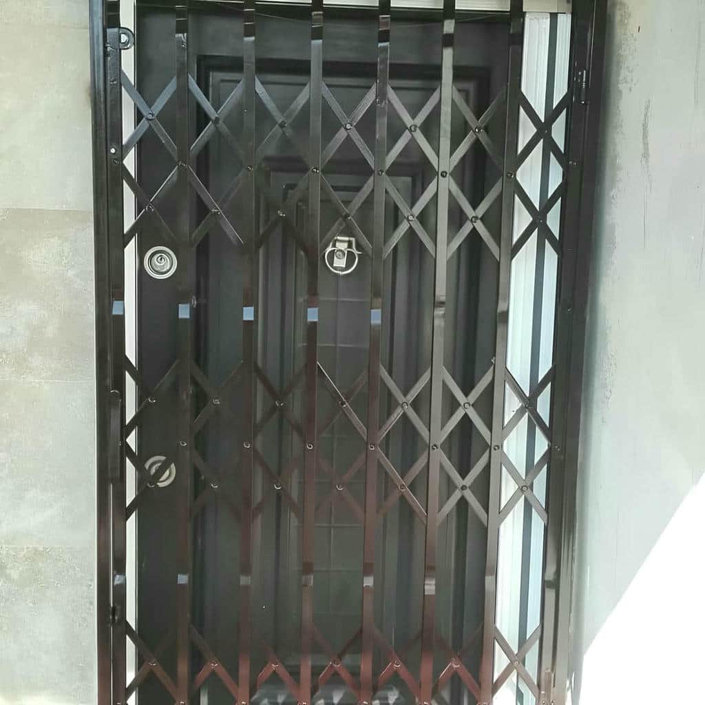 درب آکاردئونی با قفل ایمن و نصب دقیق
