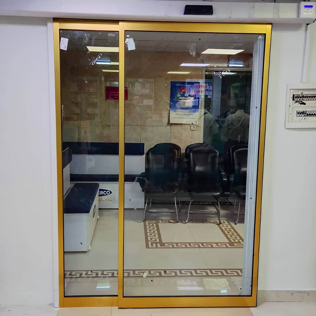 فریم درب اتوماتیک شیشه ای با رنگ تیره هماهنگ با نما