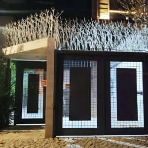 مقایسه حفاظ شاخ گوزنی و حفاظ سرنیزه ای برای دیوار ساختمان