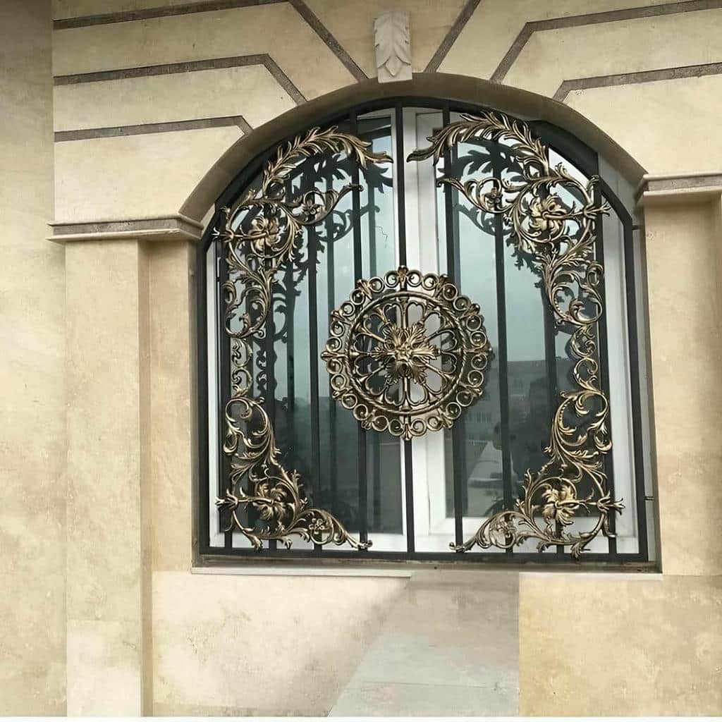 حفاظ پنجره فلزی با میله های منظم و مستحکم