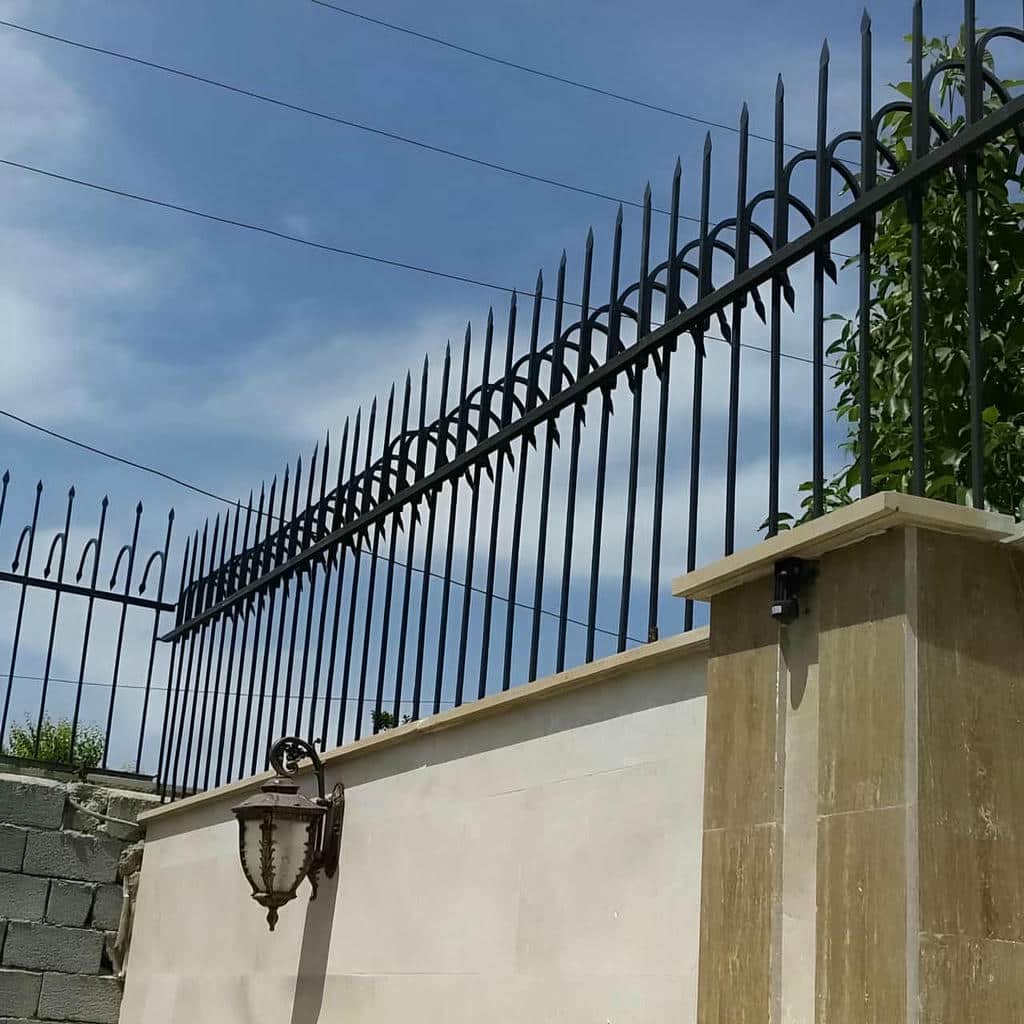 حفاظ سرنیزه ای و شاخ گوزنی با ارتفاع متناسب دیوار
