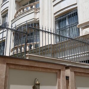 مقایسه حفاظ سرنیزه ای و حفاظ شاخ گوزنی روی دیوار