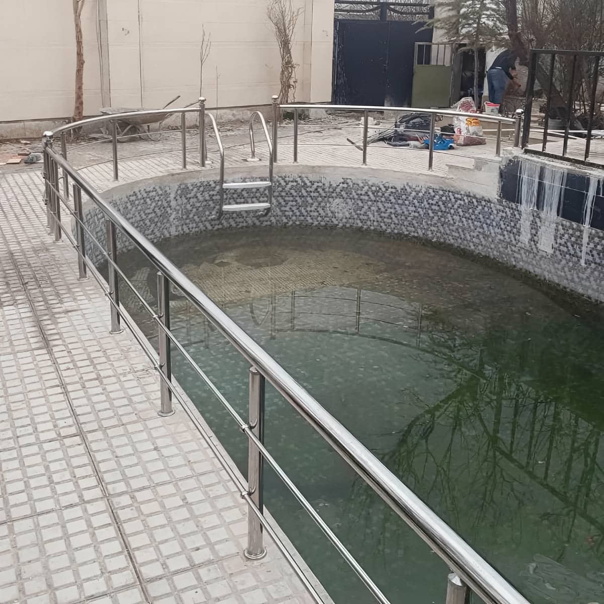 هندریل استیل دیواری مقاوم با پایه های محکم