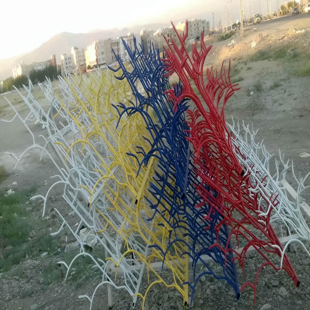 نصب حفاظ دیوار پرتراکم خمکاری شده روی تاج سنگی و سیمانی