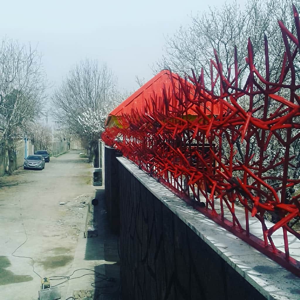 اجرای حفاظ آبشاری روی دیوار سنگی با جوشکاری منظم
