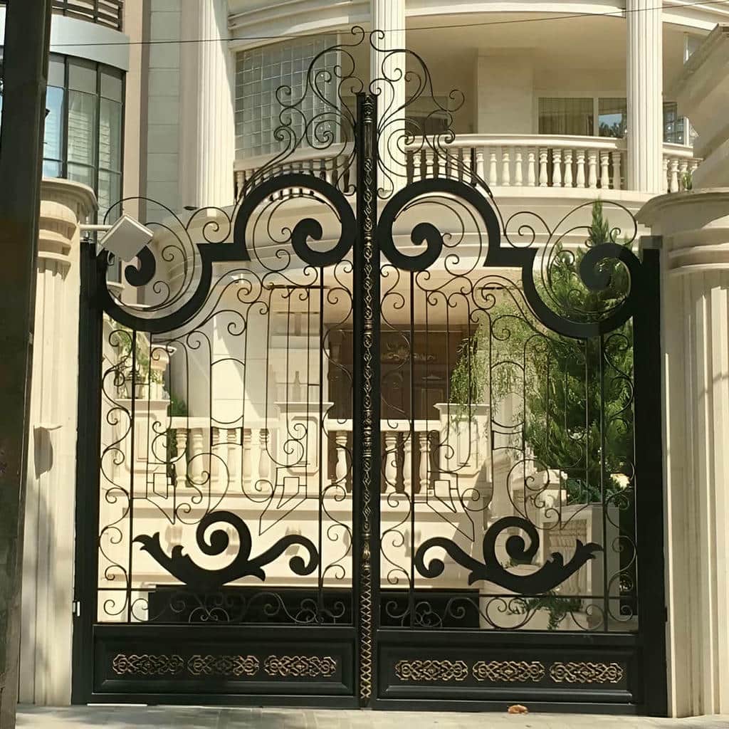 درب حیاط شاسی سنگین تمام‌ورق با کنترل سطح بادگیر