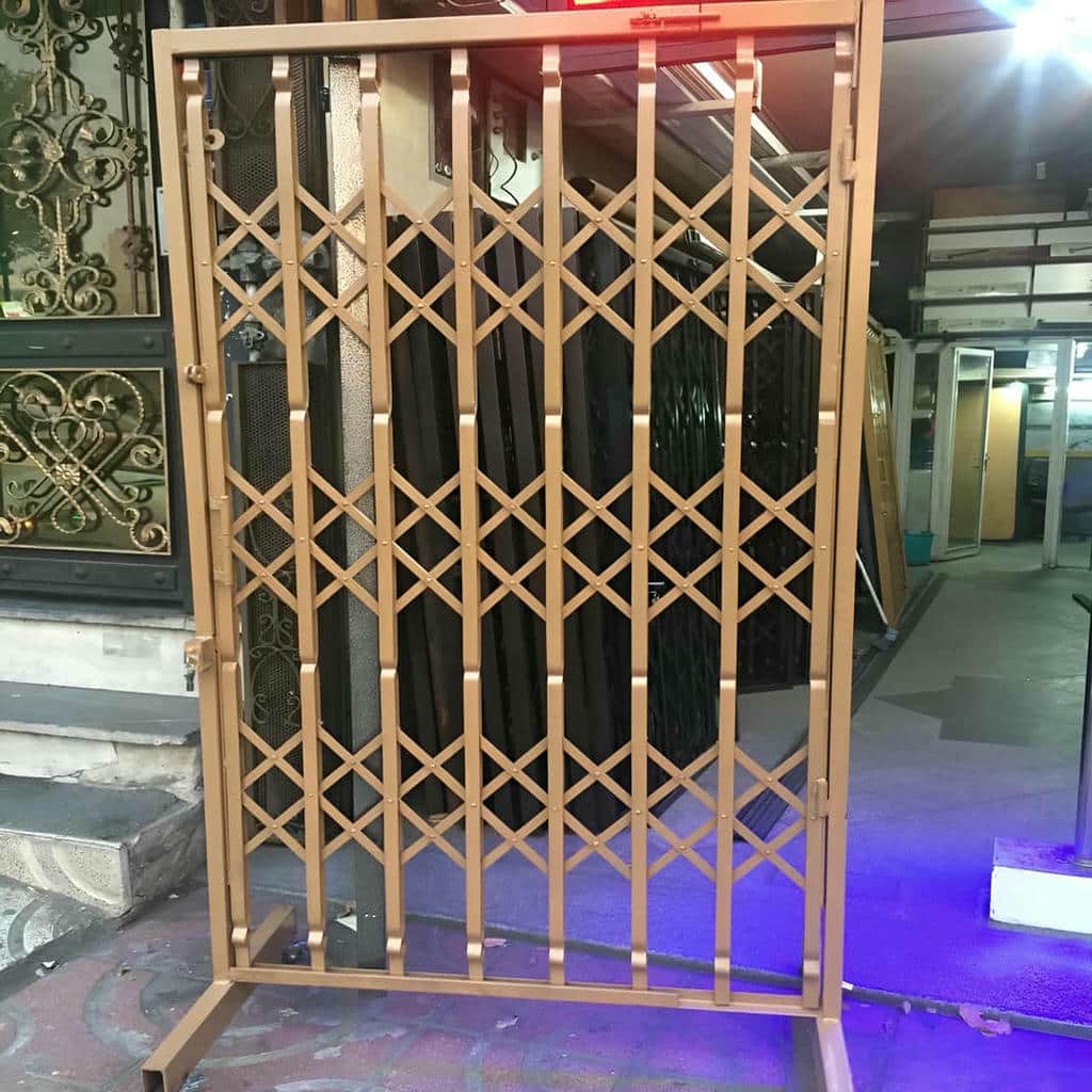 اجرای درب آکاردئونی تسمه پهن آهنی با چهارچوب مقاوم