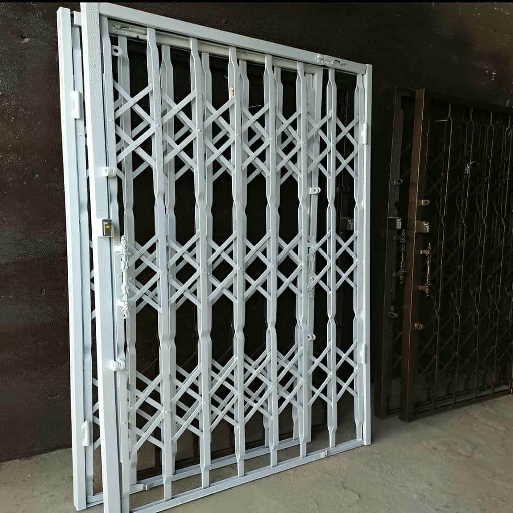 درب آکاردئونی تسمه پهن آهنی با ساختار مقاوم و ریل تراز