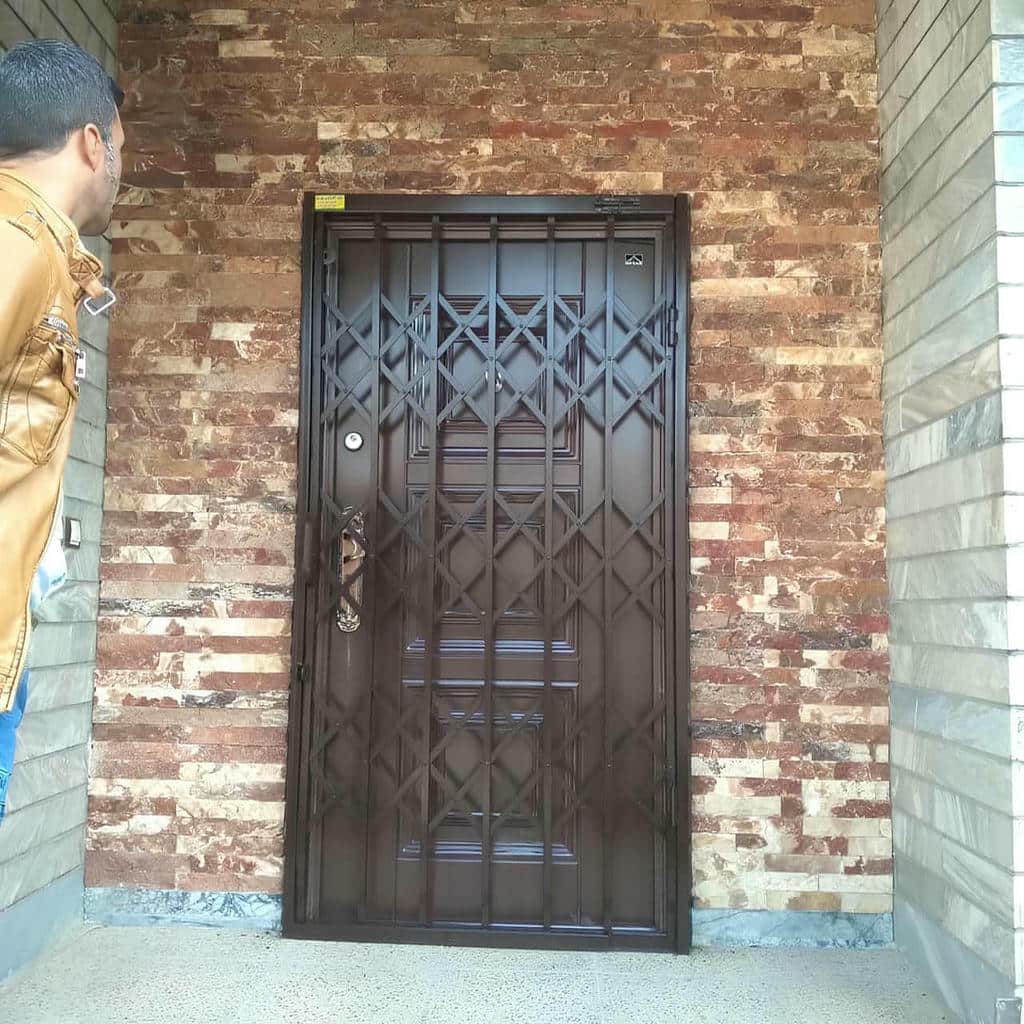 تولید حفاظ پشت درب آپارتمان ریلی با رنگ کوره‌ای