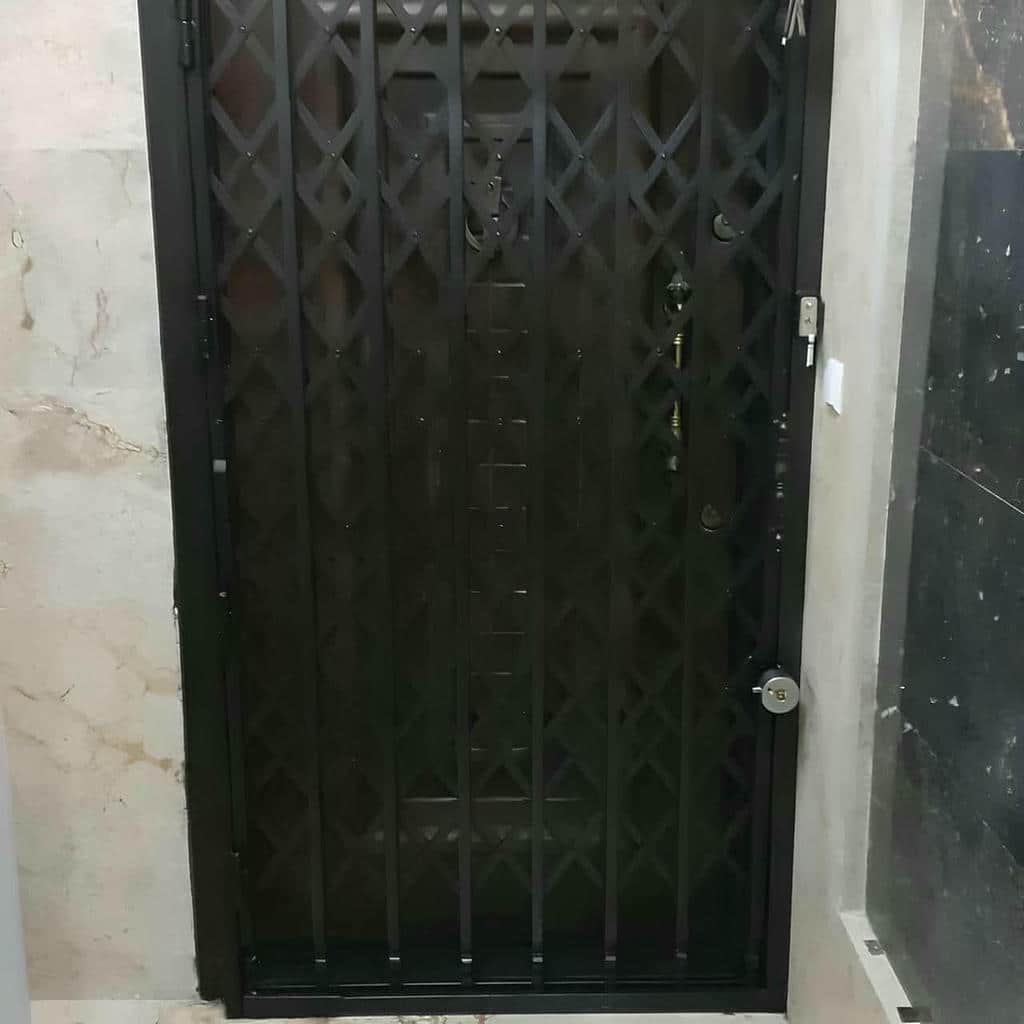 اجرای درب آکاردئونی مدرن مشکی ورودی اداری با مهار دقیق