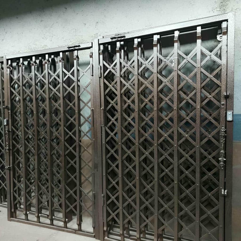 نصب درب آکاردئونی مدرن مشکی ورودی اداری با ریل تراز