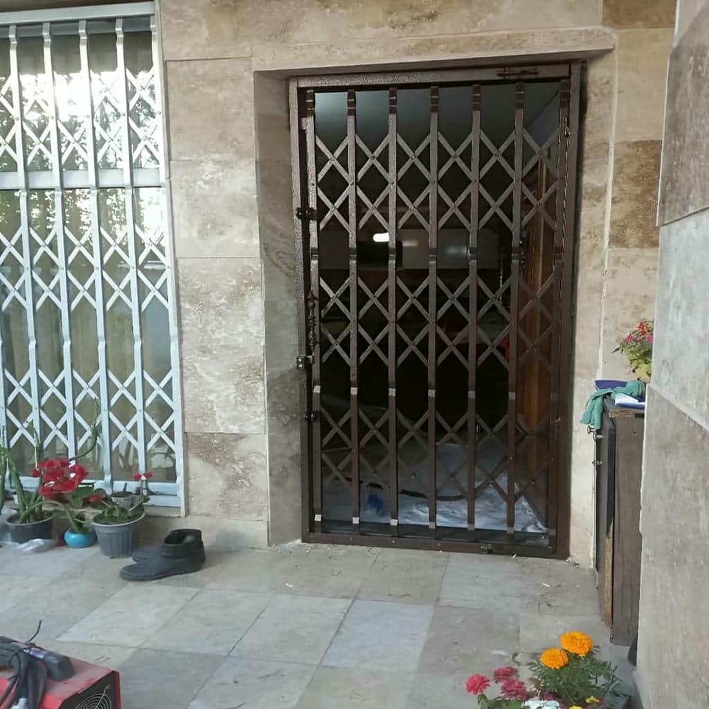 نصب درب آکاردئونی تسمه پهن آهنی با چرخ بلبرینگی