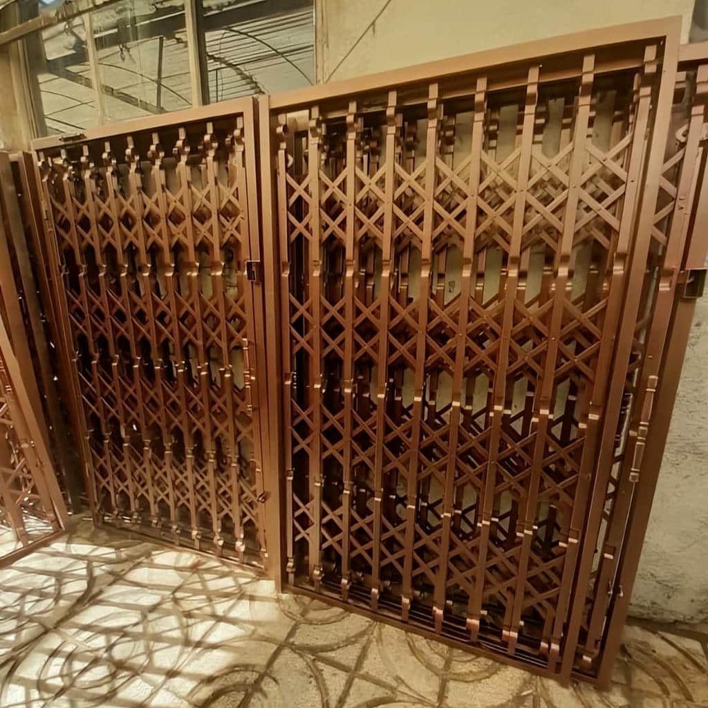 حفاظ پشت درب آپارتمان ریلی با ریل تراز و حرکت روان
