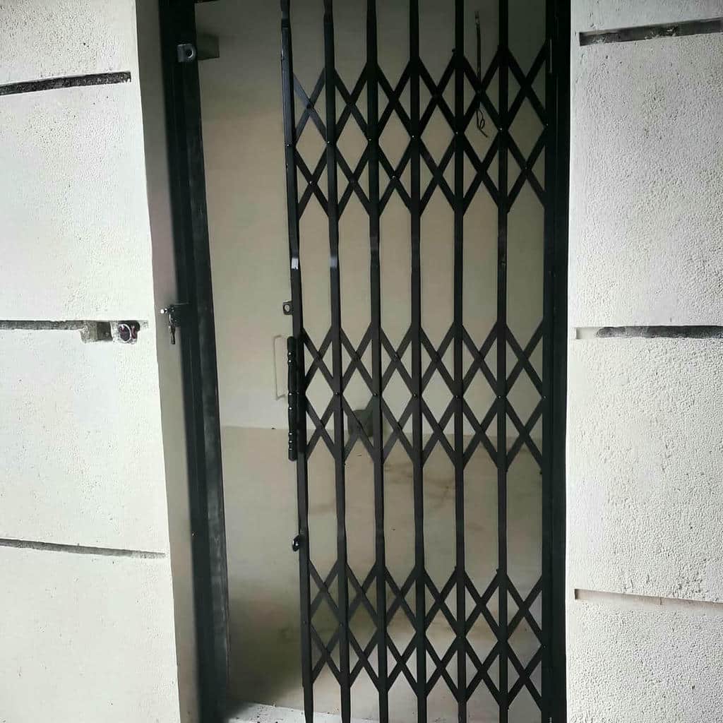 حفاظ درب ضد سرقت فلزی با پروفیل تقویتی مقاوم