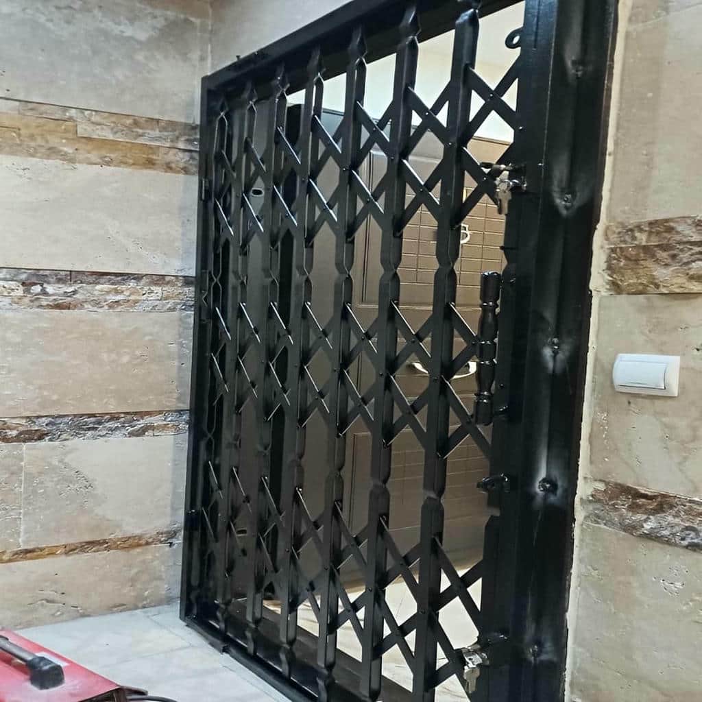 سفارش درب آکاردئونی تسمه پهن آهنی براساس ابعاد ورودی