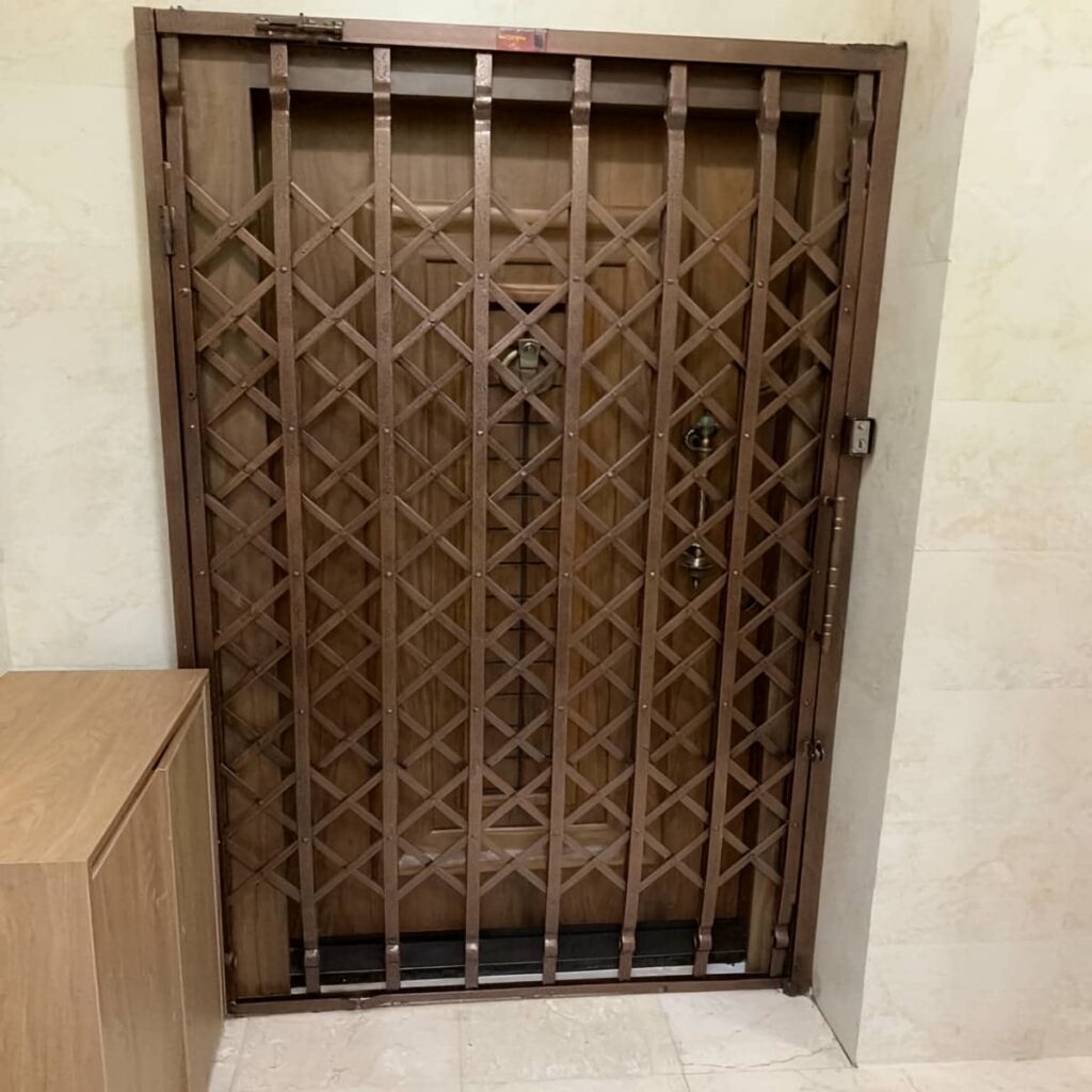 نصب حفاظ پشت درب آپارتمان ریلی با چرخ بلبرینگی