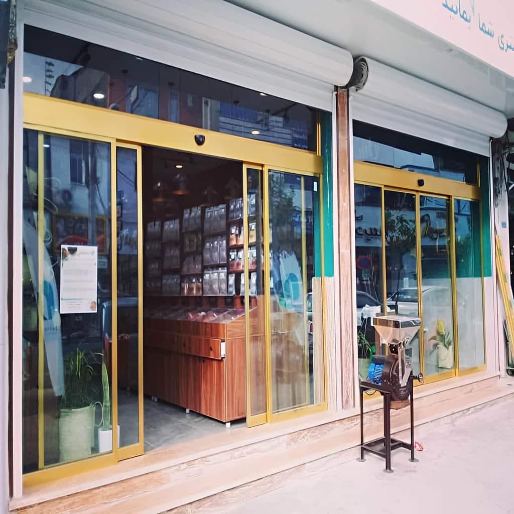 نصب درب اتوماتیک شیشه ای تلسکوپی عرض کم با اپراتور هماهنگ