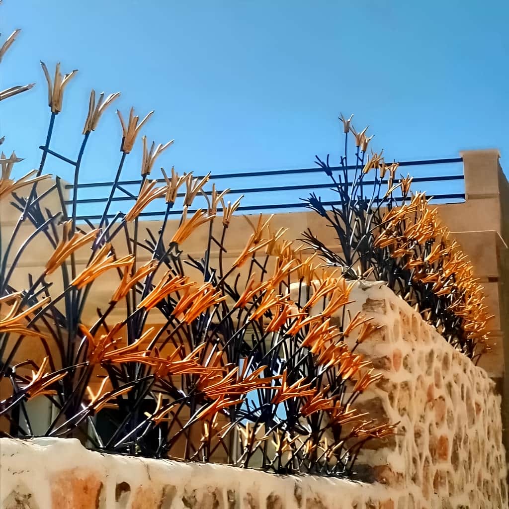 نصب حفاظ لیلیوم روی تاج دیوار سنگی و سیمانی